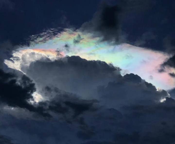 罕见“七彩祥云”现身浙江,形成条件极其苛刻,是好运的预兆吗?