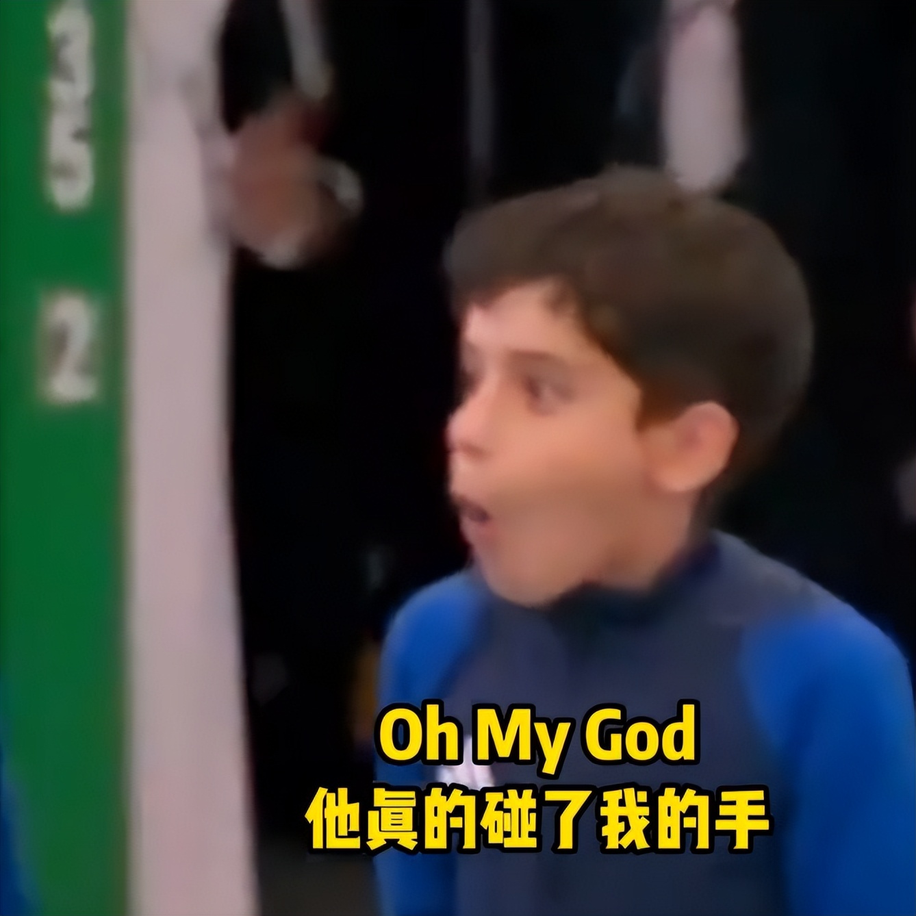 c罗领小球童进场照片,c罗对小球童有多好