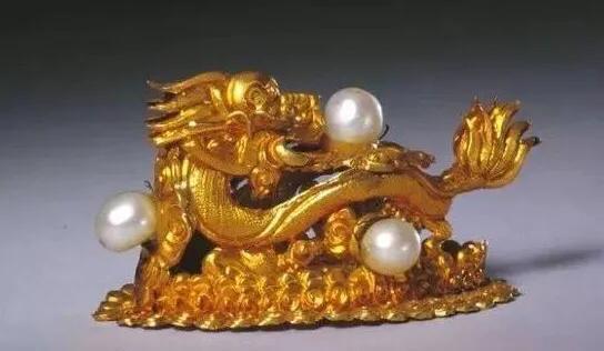 和珅官帽顶珠价值一亿三千多万,和珅怎么可以戴王爷的顶珠