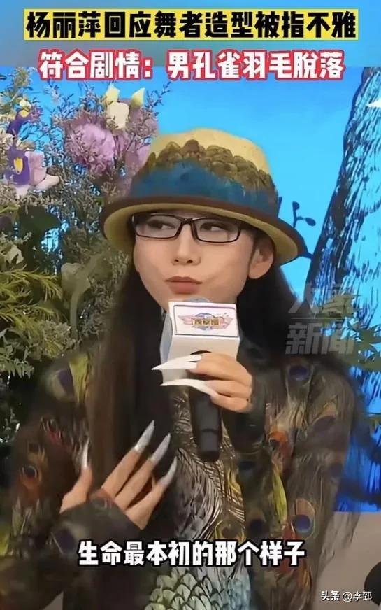 女的抓男的手臂舞蹈,舞蹈女孩下腰手抓脚展示