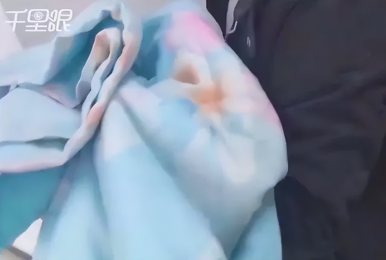 玉林一孕妇上厕所时，突然生了！孩子被卡蹲便器......