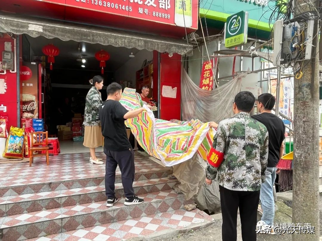 天柱县蓝田镇:疏导马路市场树立文明新风