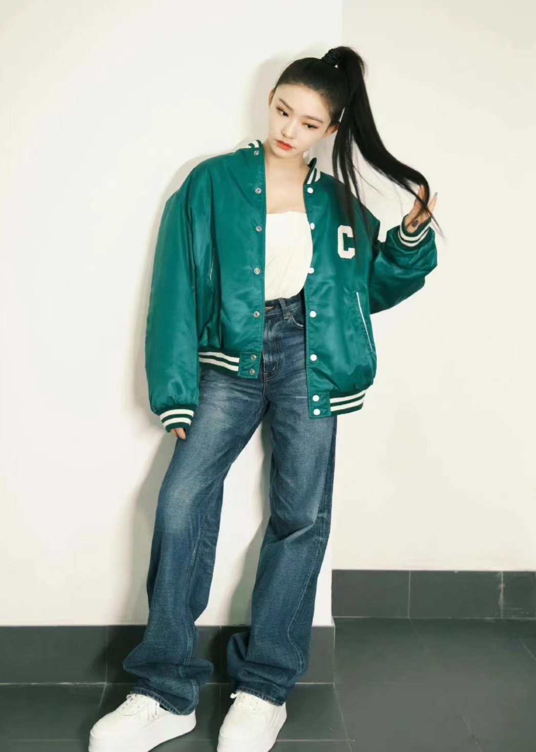 林允穿墨绿色棒球服配阔腿牛仔裤,充满活力录制《一往无前的蓝》