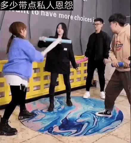 “老婆出差在宾馆给我发照片，桌子上那个是胶水吗？”哈哈哈哈