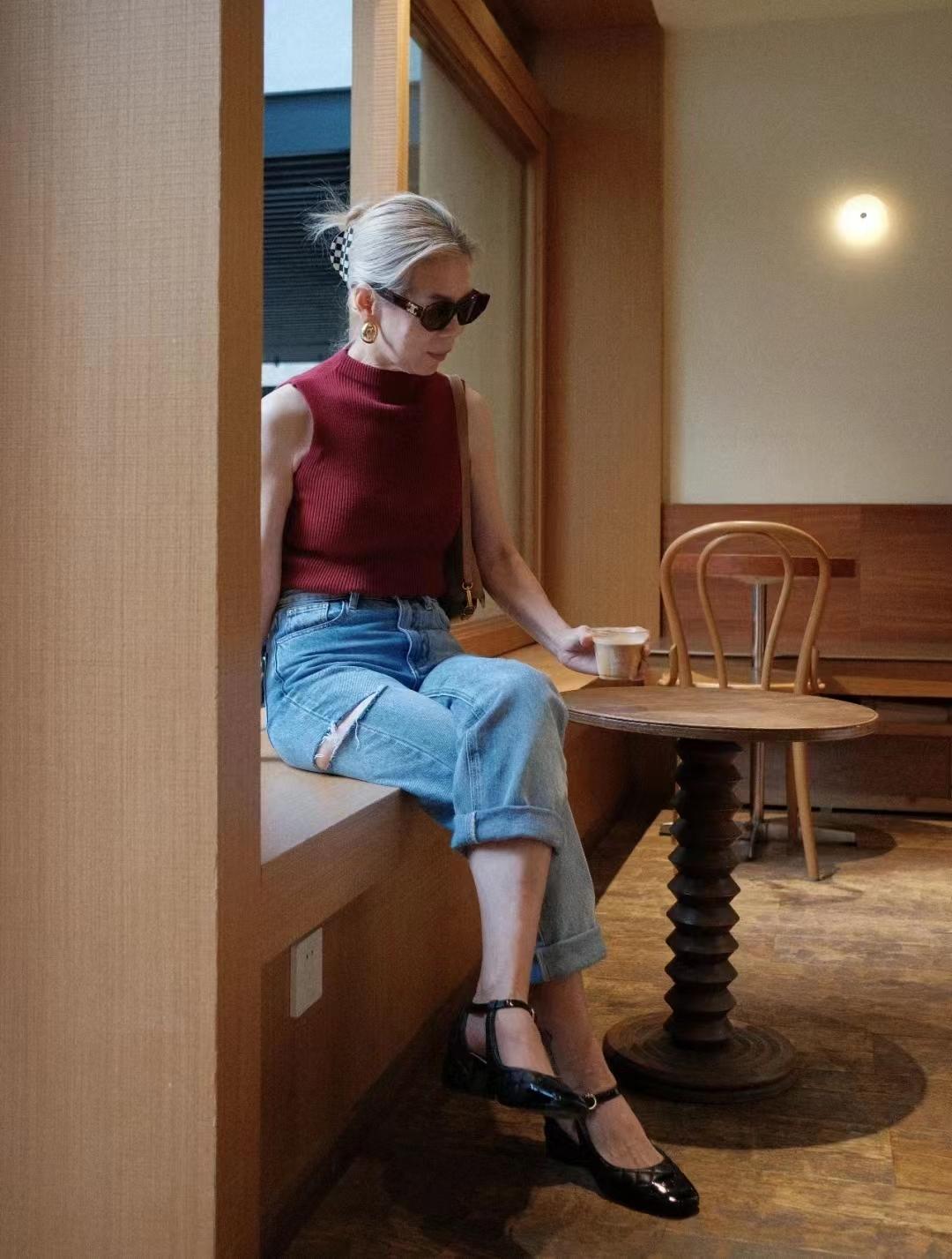 62岁奶奶不穿老人装,51岁不染发的奶奶