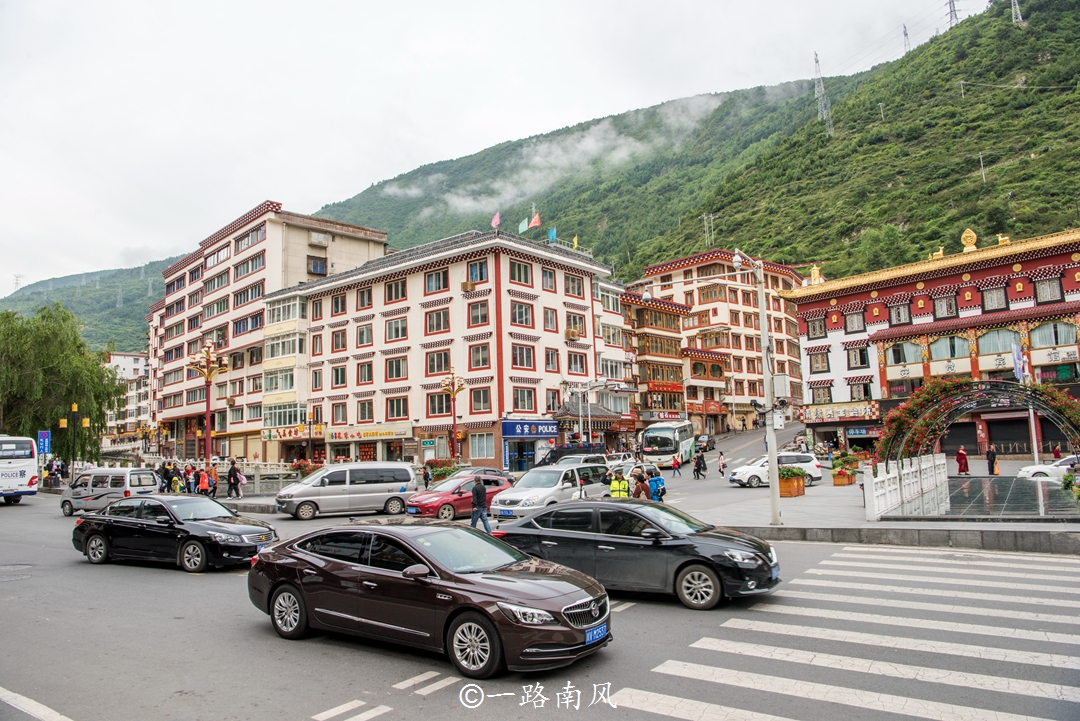 海拔2560米的四川康定城,环境不输云南丽江,游客却并不多