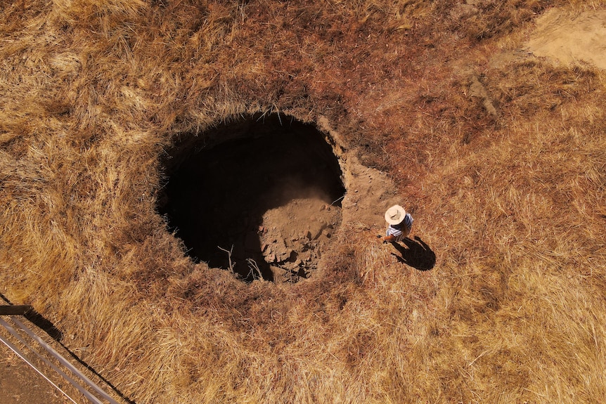 西澳大利亚州一女子购买的房产土地竟出现10米深的天坑