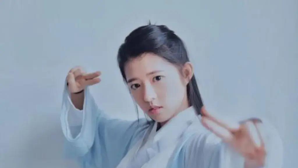 何蓝逗致青春,何蓝逗不想让主人受伤