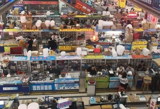 “中国电子第一街”上的流浪汉，曾建立起山寨机帝国的亿万富豪