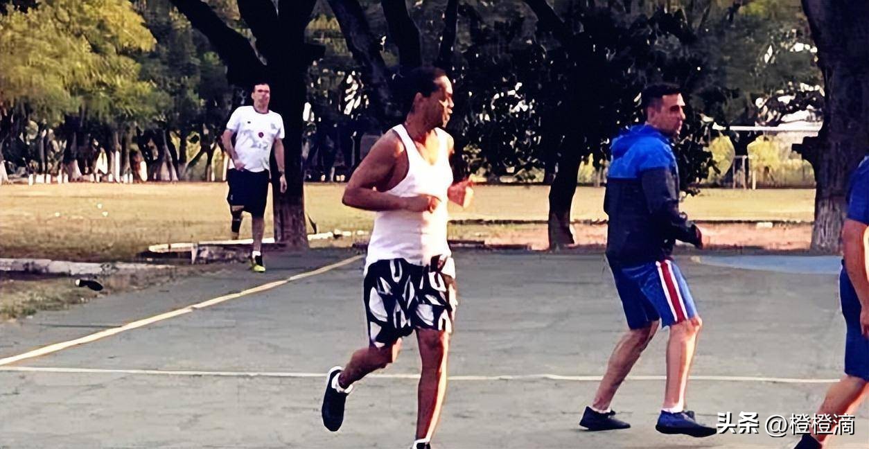 小罗的巅峰时刻,回顾“足球精灵”小罗的传奇生涯