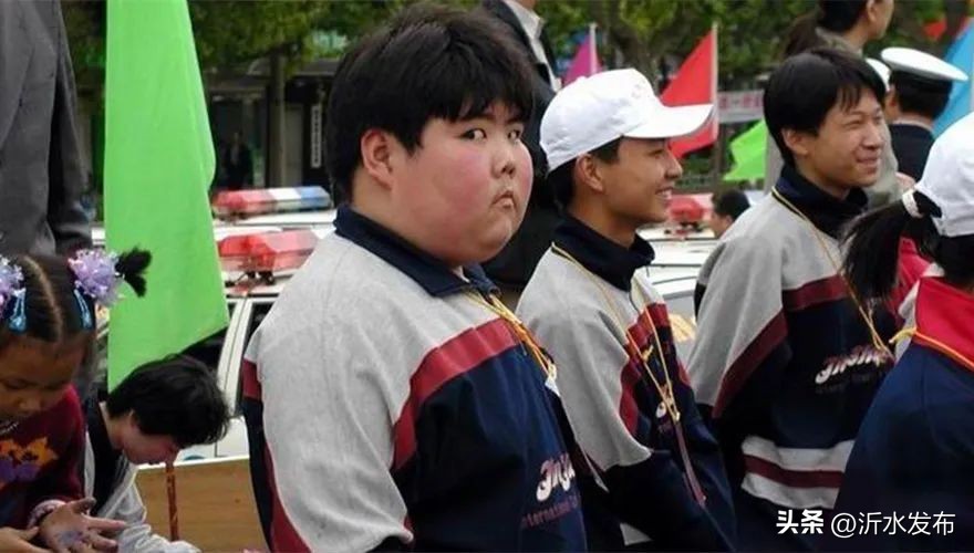 19年前，那个因一张照片走红网络的中学生小胖，后来的经历超乎你想象