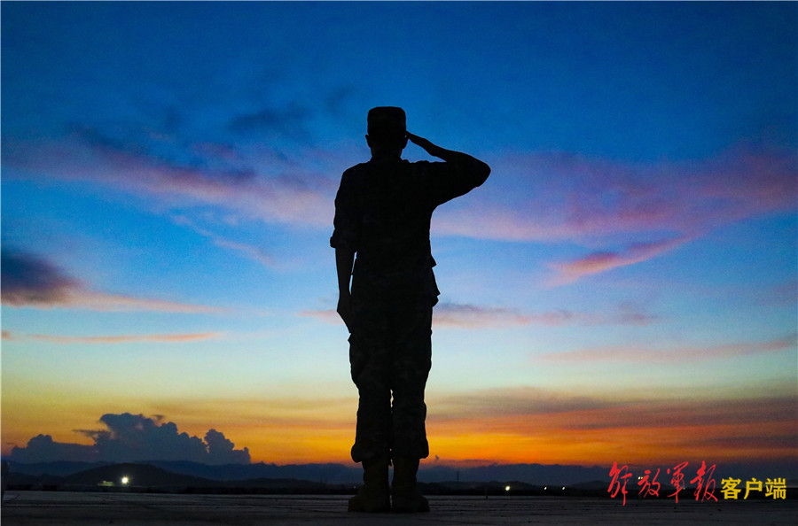 致敬退伍老兵的迷彩青春,退伍季时光不负迷彩青春