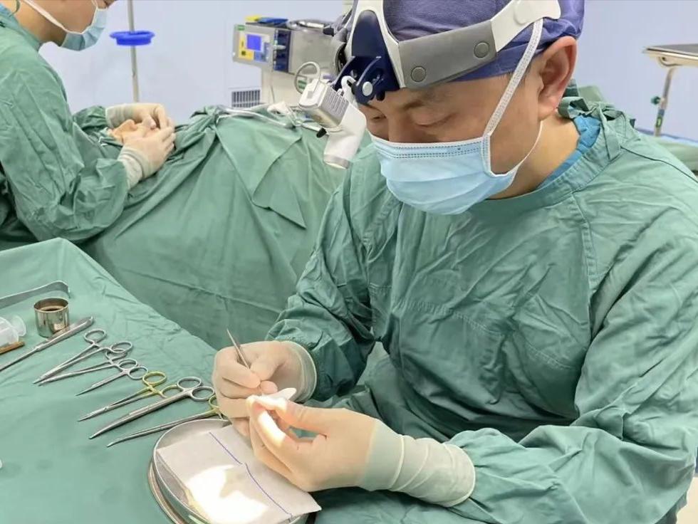 隆下巴假体用膨体好还是玻尿酸好,膨体隆下巴假体放的位置