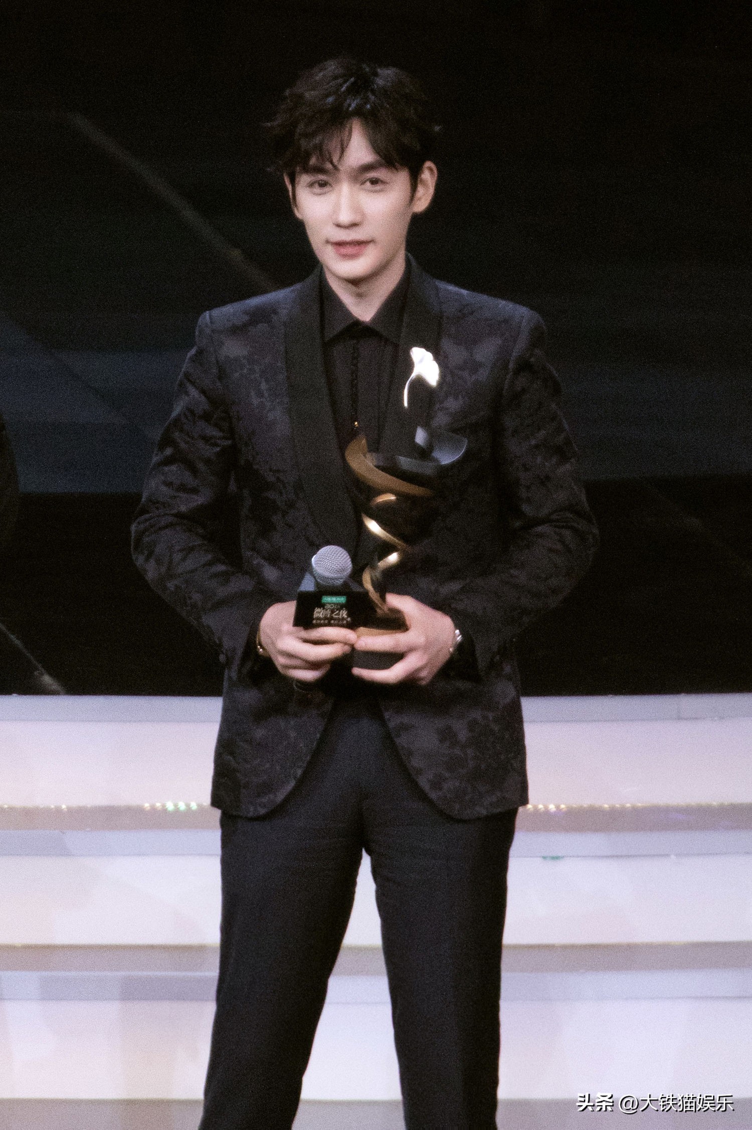 穿黑衣服的帅哥明星,10大穿白衬衫最好看的男明星