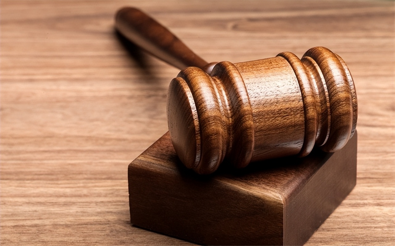 湖南小伙死亡母亲哭瞎右眼，15年后交警通知：你儿子被拘留了