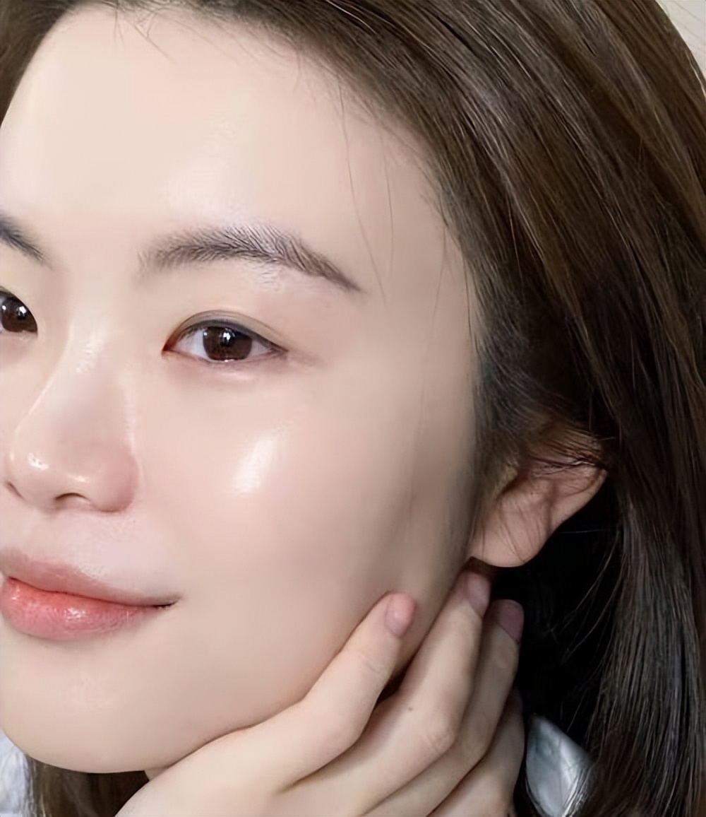 海蓝之谜和赫莲娜哪个更贵,为啥国内海蓝之谜比赫莲娜出名