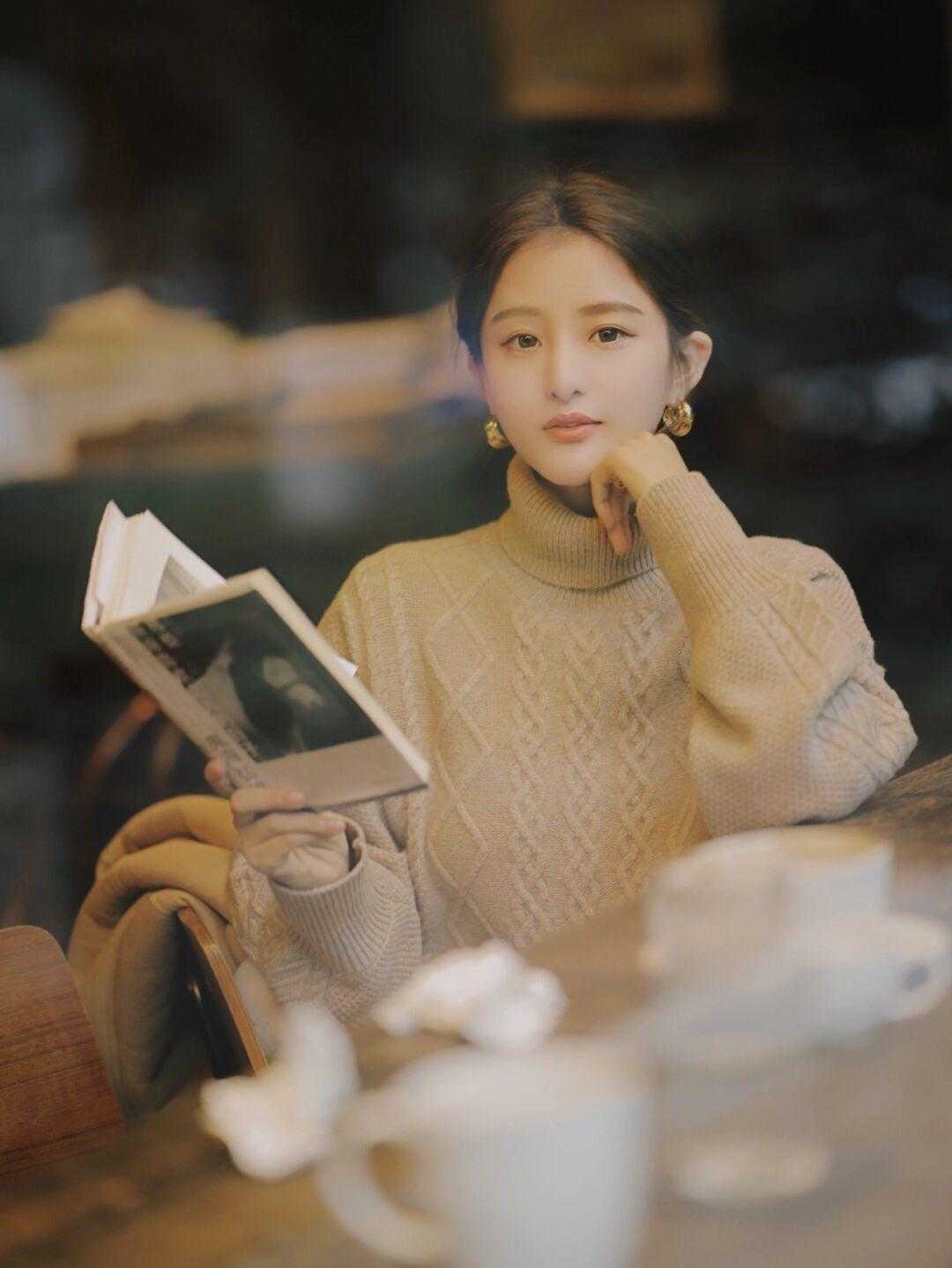 冬天搭配大衣的中长款毛衣,最高级的搭配大衣毛衣你会搭吗