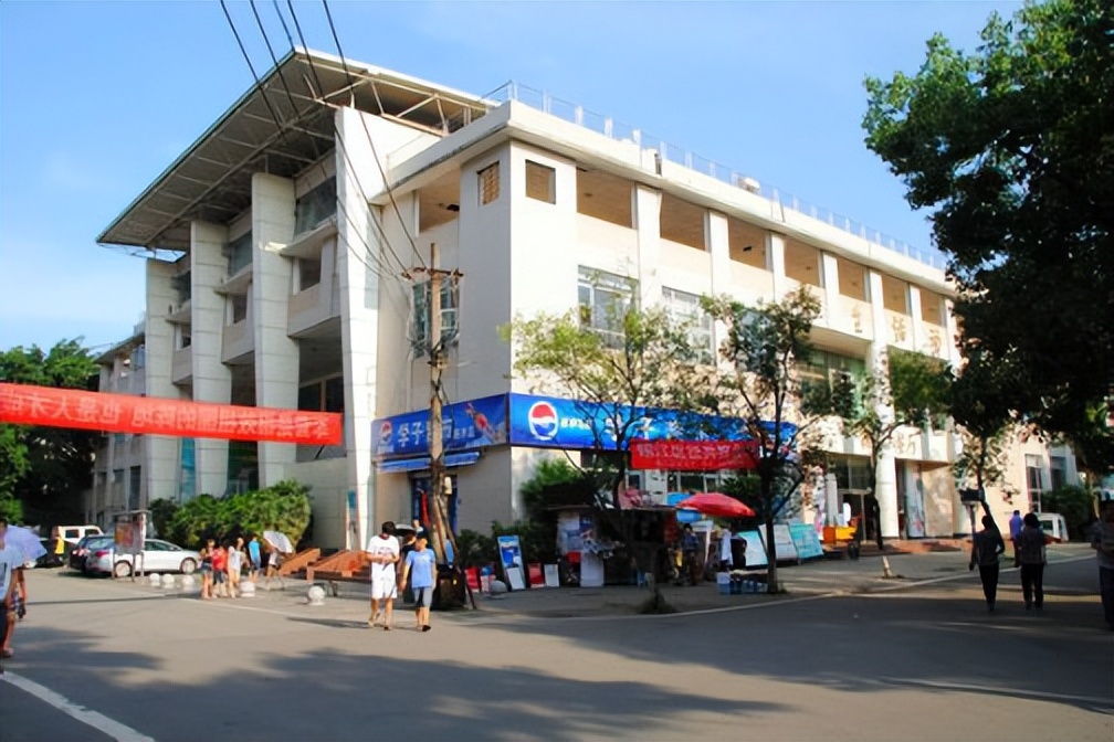 重德博学尚美笃行,重德博学勤勉尚美