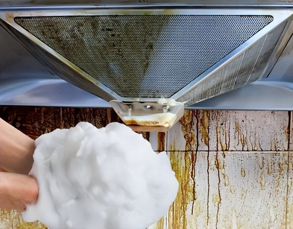 油烟机不管有多脏一个口罩就搞定,油烟机有油渍怎么洗掉
