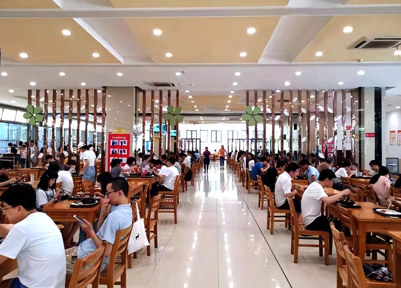 37个食堂五个地铁站口的大学,37个食堂五个地铁口的大学