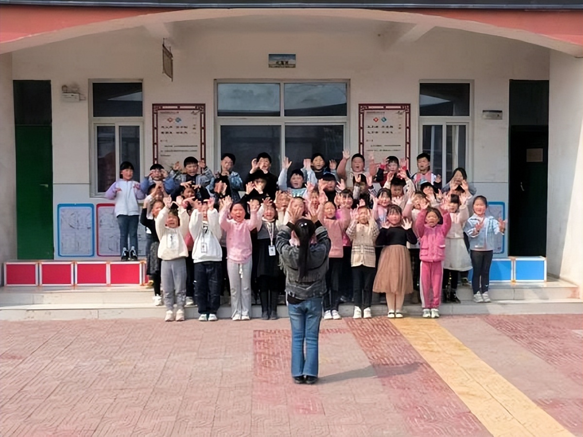 清明祭英烈诗朗诵小学集体,清明经典诵读比赛活动