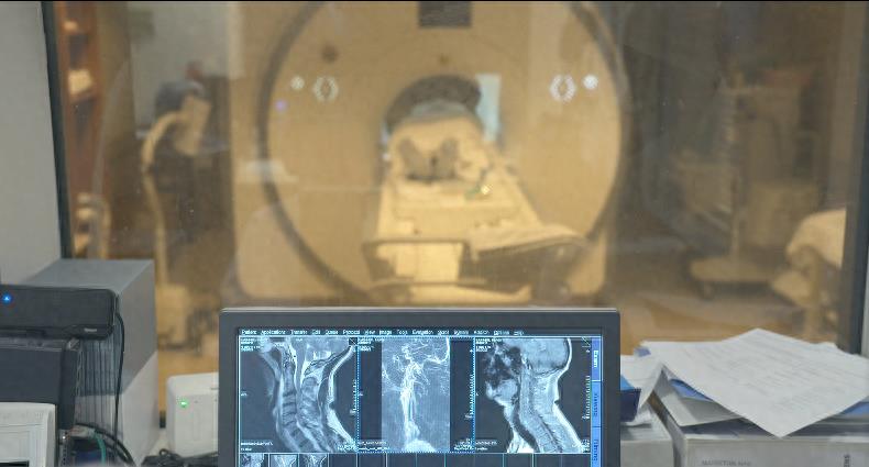 尺度大开全程*码无**！网飞深扒美国阴暗面，这片有点东西…