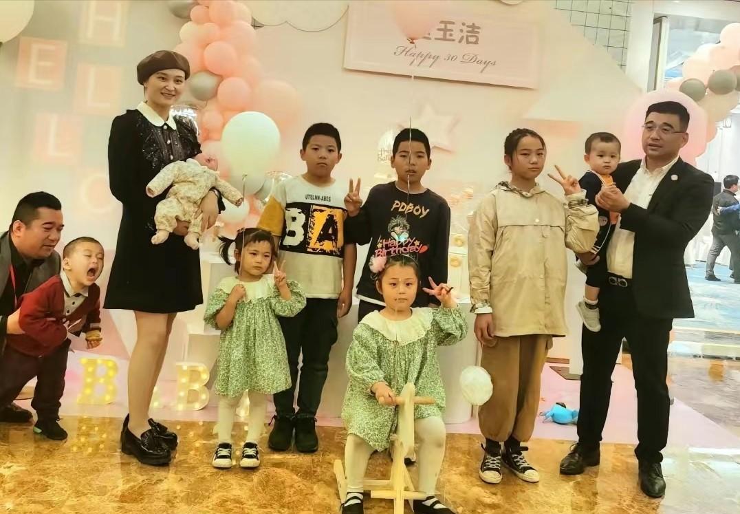 温州90后女子13年内连生9娃，目标是凑够12生肖，老公身份不一般