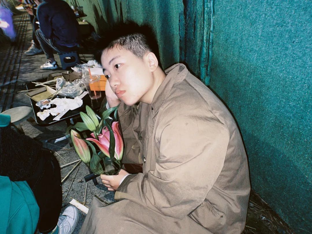 寸头、素颜、脱掉bra......她们拒绝「美丽绑架」