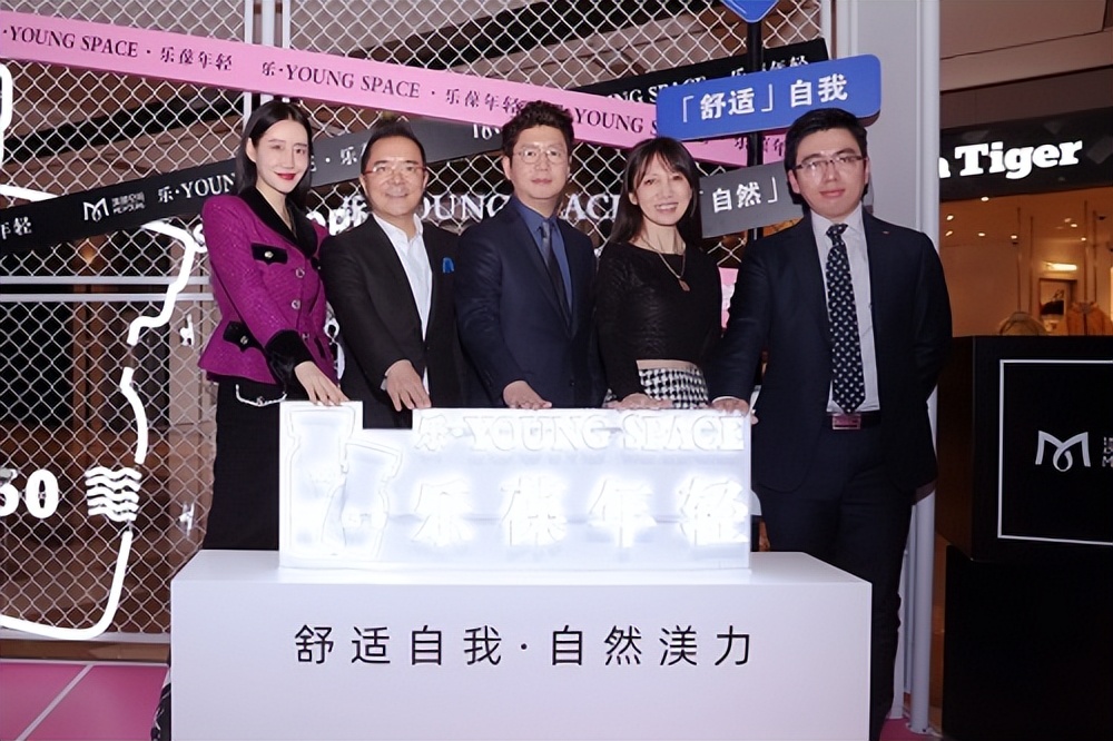 就“耀”年轻【乐Youngspace】年轻渼学空间现身时尚芭莎快闪店