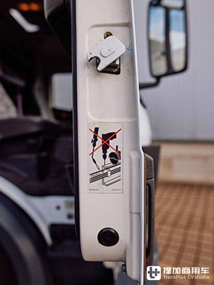 车龄32年性能如新，带你看德国卡车收藏家的爱车：奔驰MK1222S