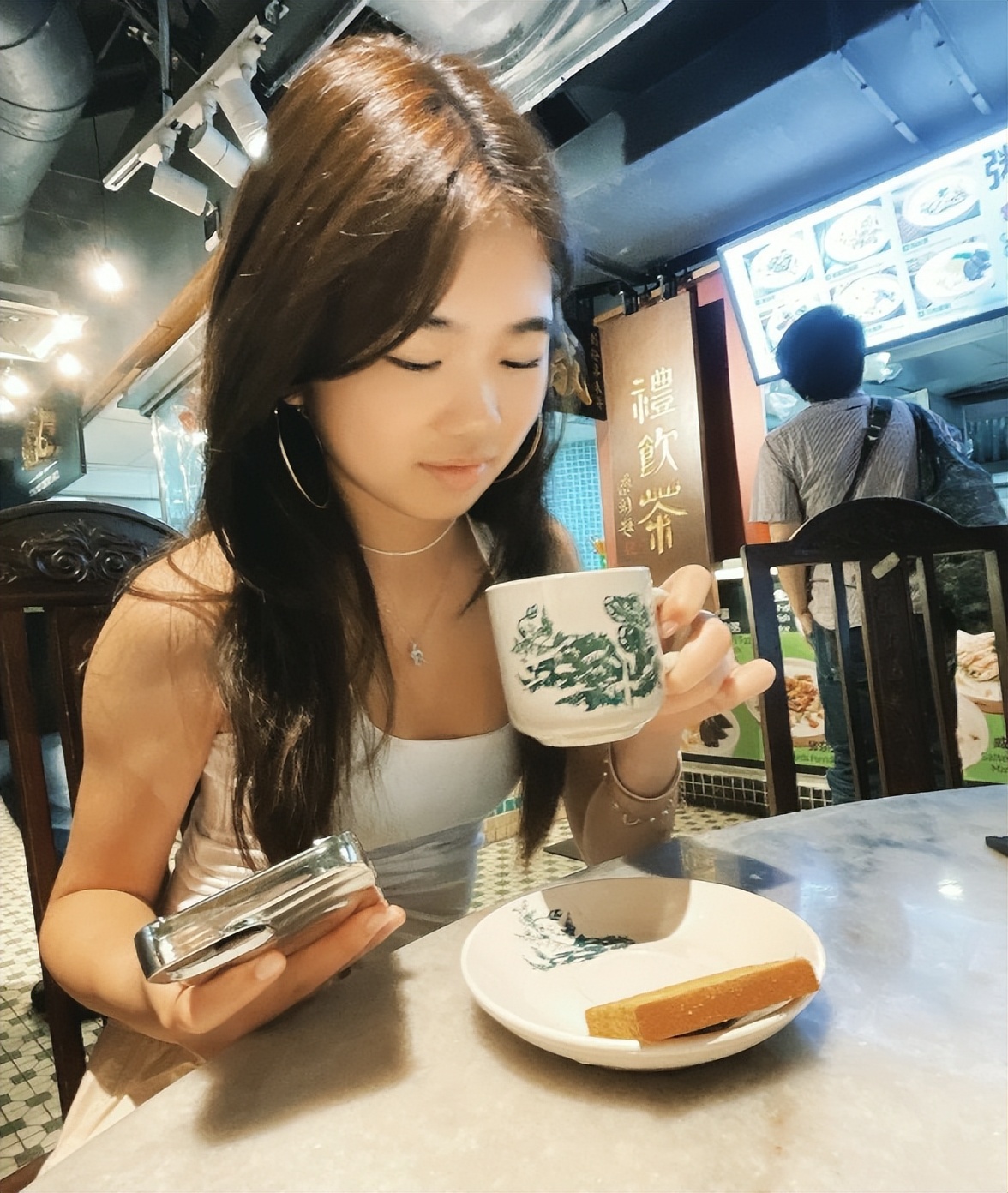 曹格晒旧图为女儿庆生,曹格女儿露脐装图片