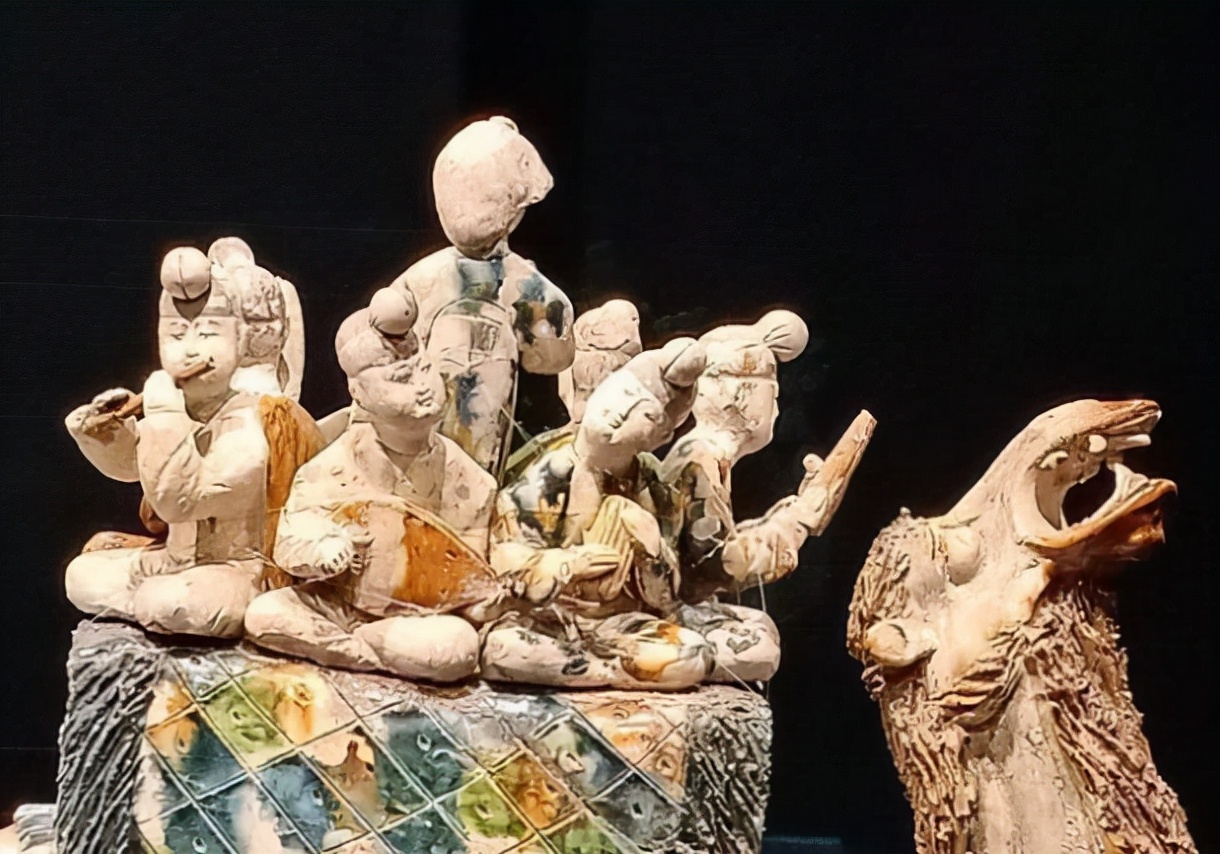 三彩釉陶雕塑,唐代三彩俑具有什么艺术特点