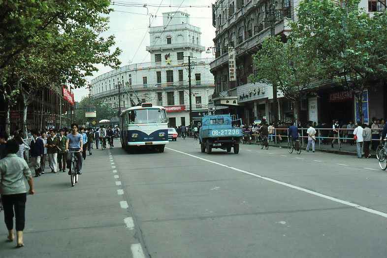 八十年代的上海老照片,踩在东海沿岸闪耀着无与伦比的繁荣骄傲