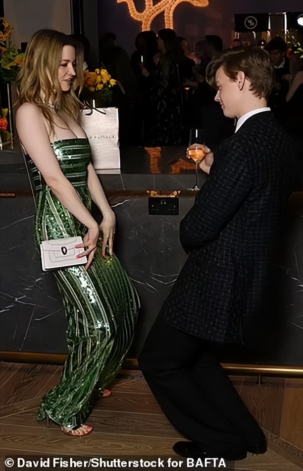 两次甩掉马斯克，绝美女星和英国最帅童星官宣！甜到像拍偶像剧