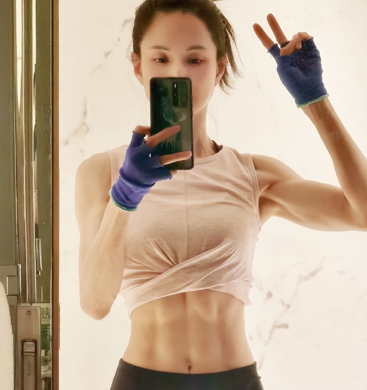 52岁李若彤肌肉图片,李若彤膝关节骨折过吗