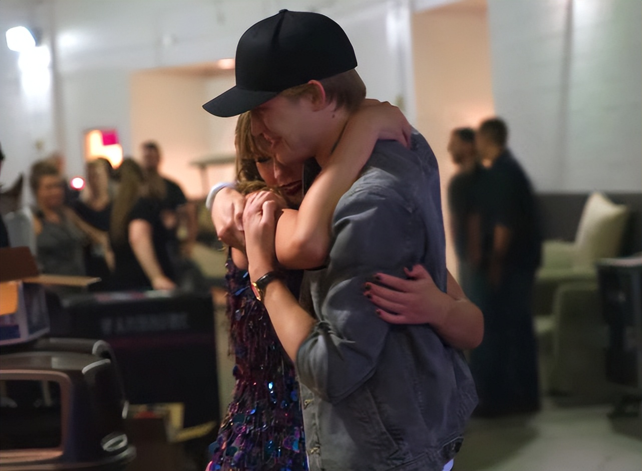 泰勒斯威夫特谈了六年的男友,泰勒斯威夫特与男友十指紧扣