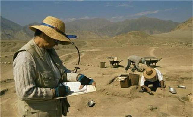 民工捡到3亿元的手镯,民工挖3亿金手镯完整版