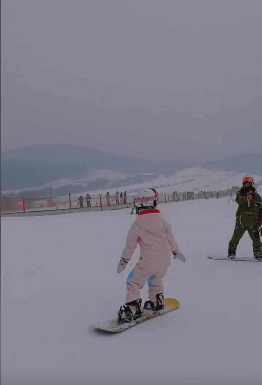 李小璐晒甜馨滑雪视频，为其重金聘请私人教练，此前被曝鲜肉恋情