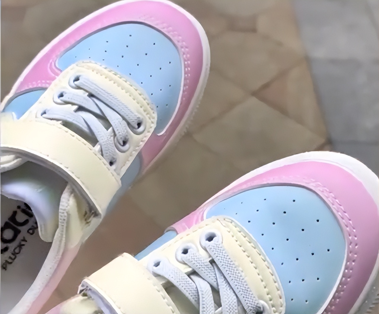 学校通知穿小白鞋妈妈误买变色鞋,幼儿园家长给孩子穿白鞋