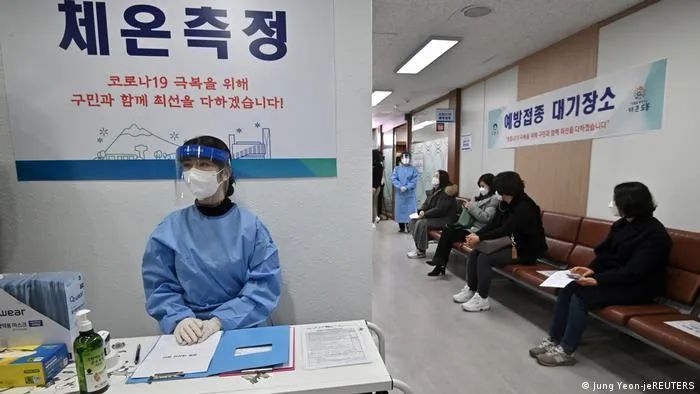 中国人入境脖子挂黄牌、军方押小黑屋，自费6300！中国的反击来了