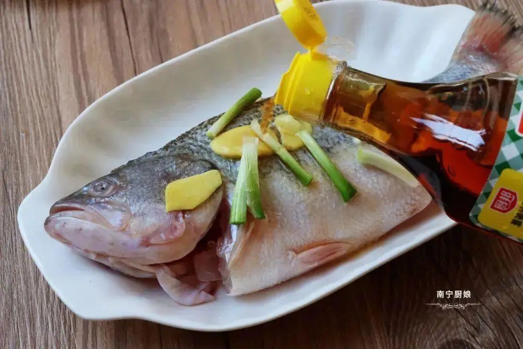 清蒸鱼的做法用盐吗,清蒸鱼加了清蒸豉油要加盐吗