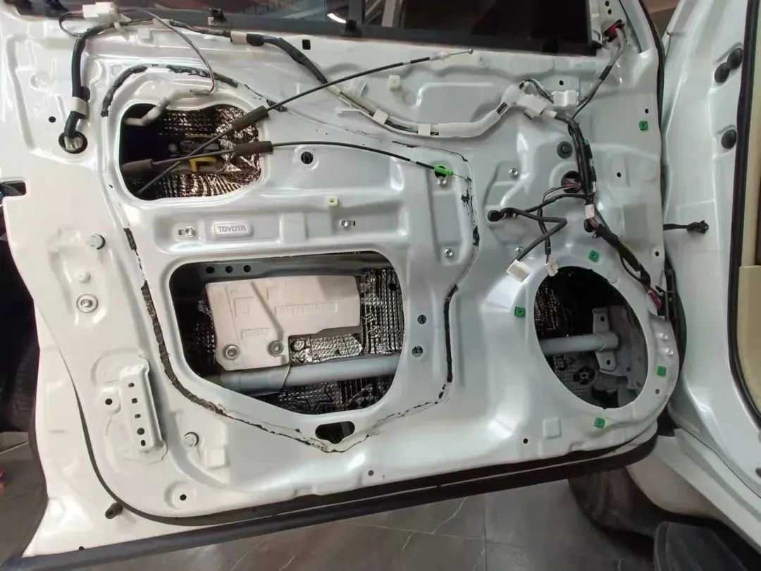 越野的旅途怎么能少了音乐的陪伴？丰田酷路泽音响升级