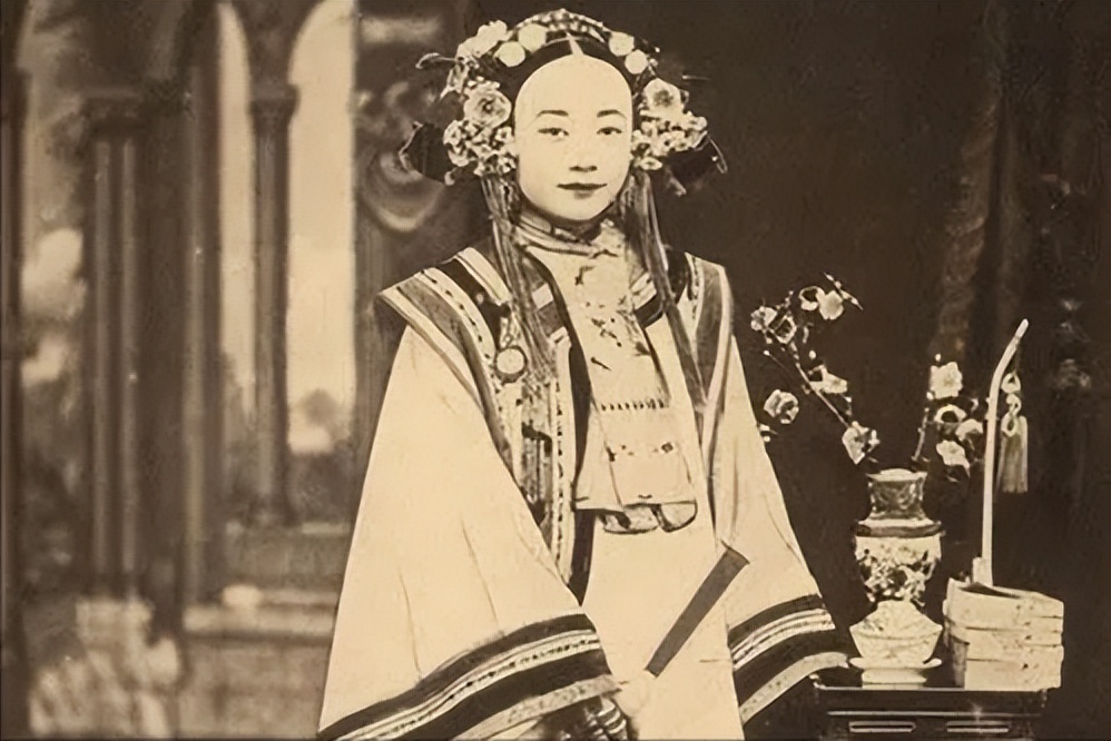 摄影师拍摄的戴清朝护甲的女人,外国摄影师镜头下清朝