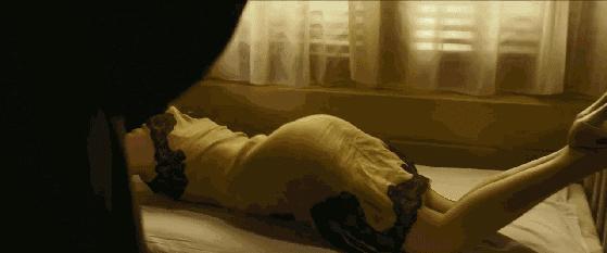 刘嘉玲关晓彤同框,穿旗袍大秀窈窕好身材