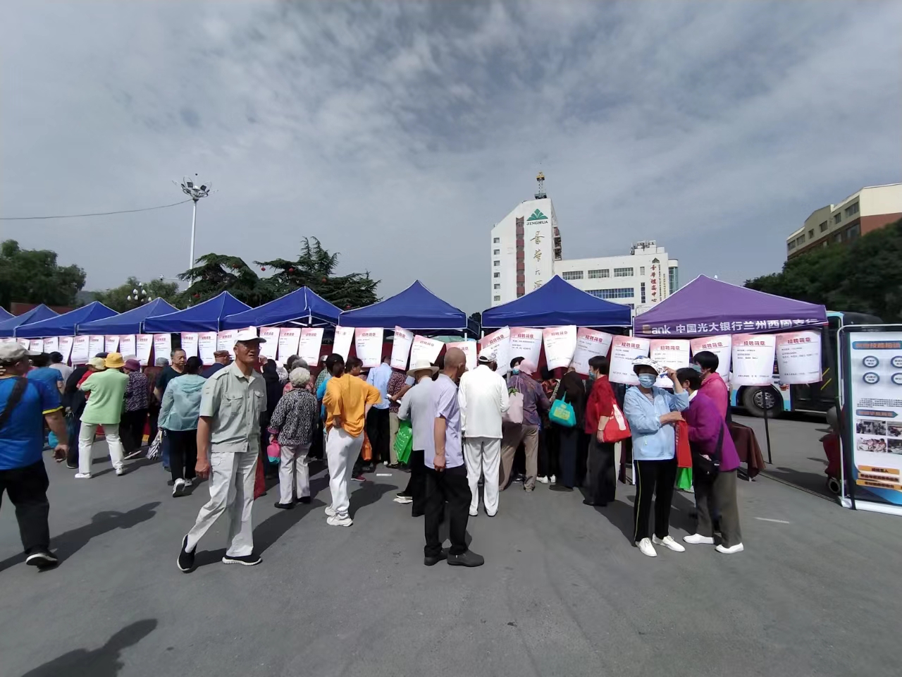 稳稳就业民生答卷暖民心,稳就业保民生群众互动