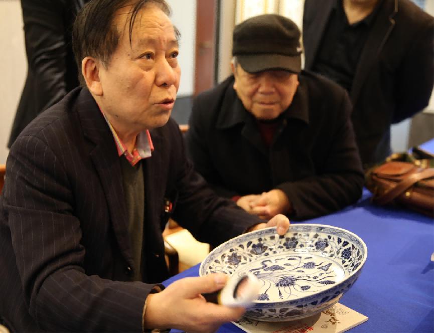 老汉宝刀卖500万专家指责现场,老人500万卖宝刀专家指责