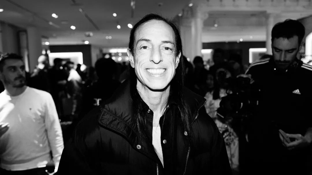 他被称时尚圈暗黑之王！神作爆红15年，侃爷以收藏他的桌子为傲？