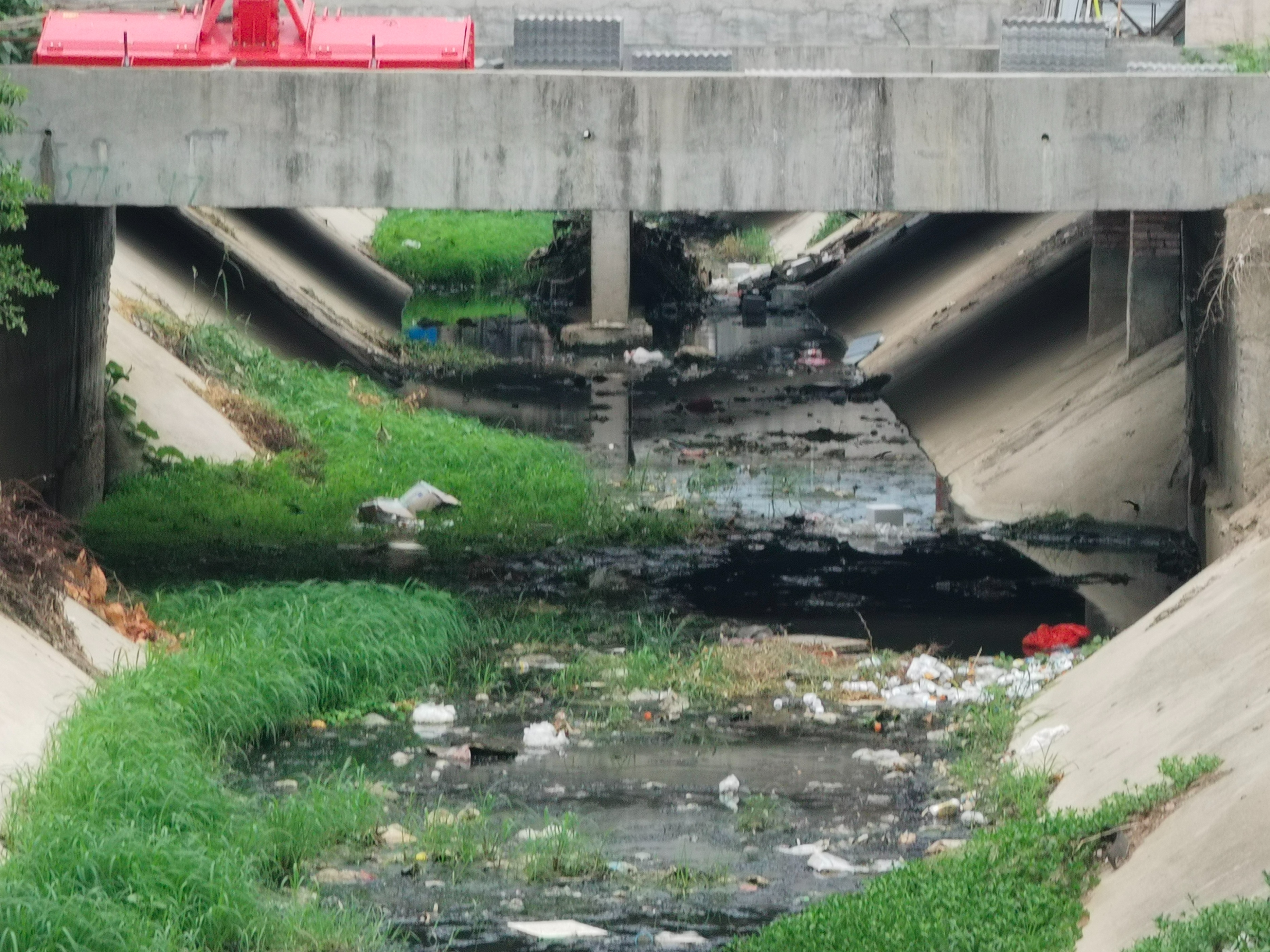 南阳社旗桥头镇街面干净整洁但是灌渠仍需改善