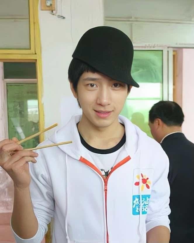 井柏然奶奶养大父母认亲视频,井柏然成为大明星后父母再来认亲