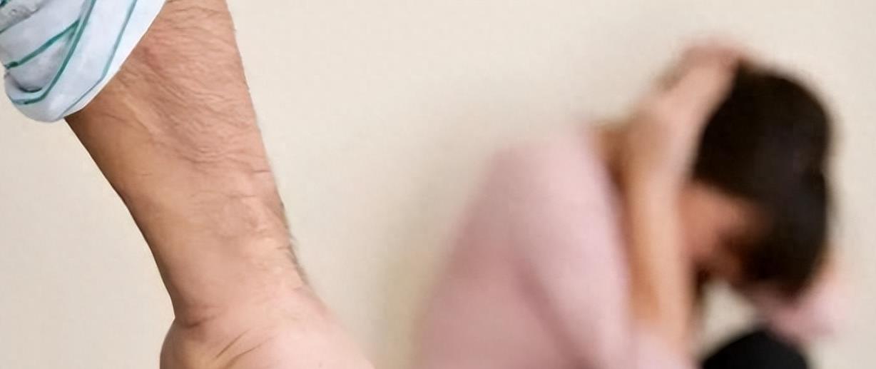 72小时不让睡觉，后背打到脱皮，女子恳求民警：他都是为我好